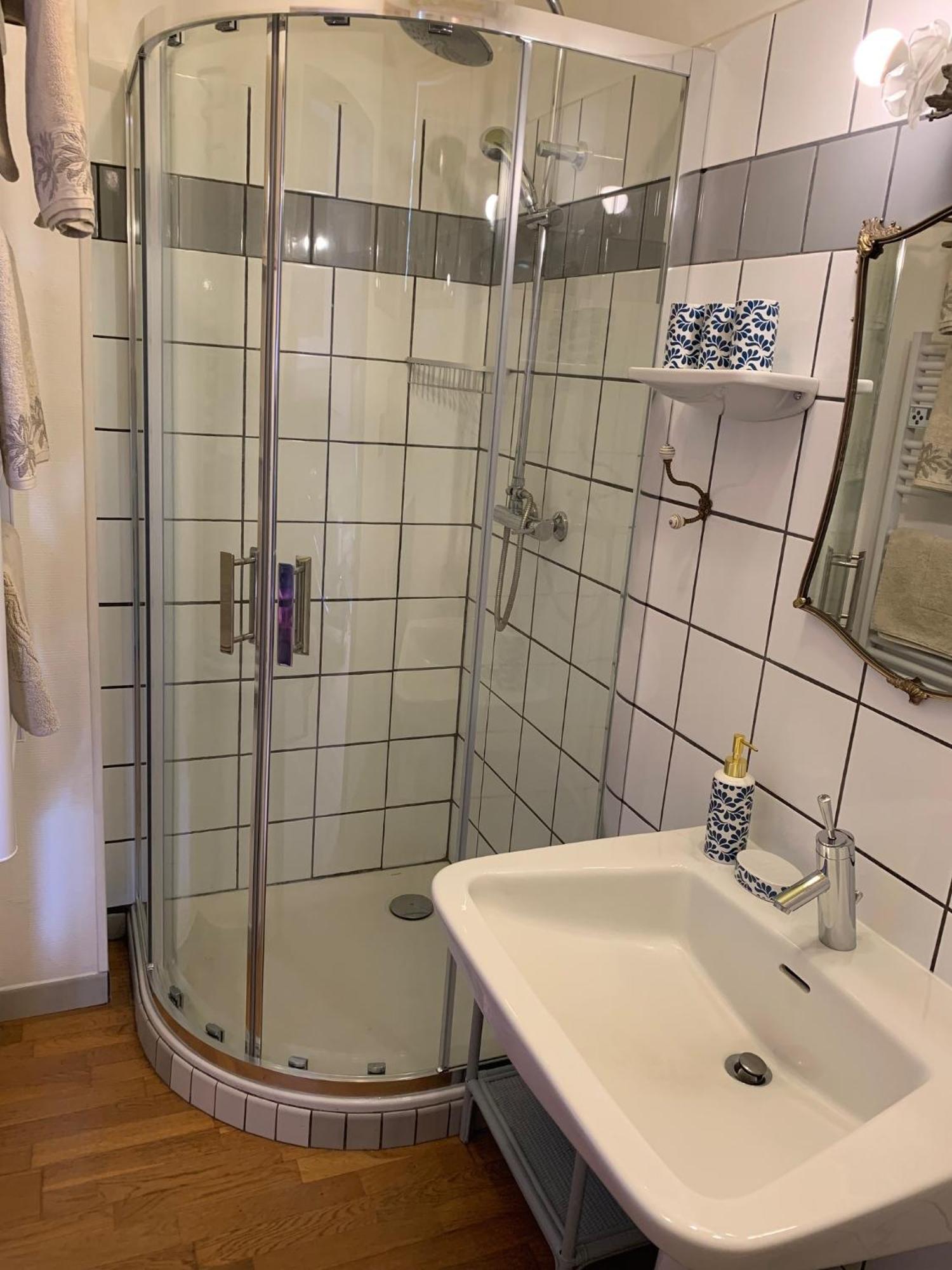 Le Petit Manoir Bed & Breakfast Isigny-le-Buat Ngoại thất bức ảnh