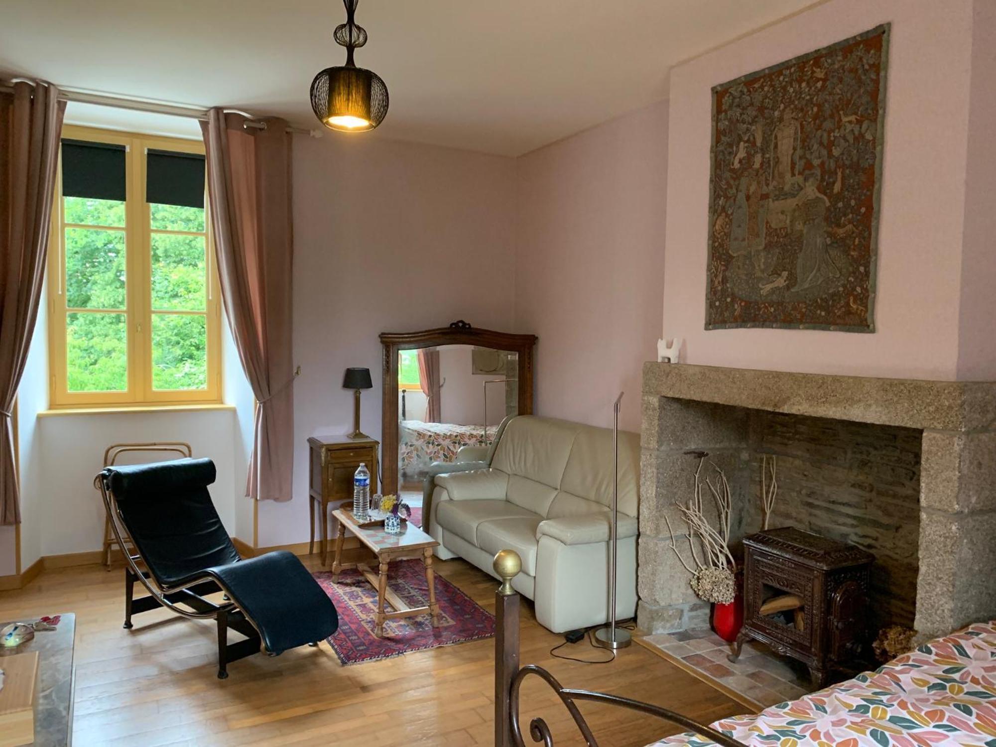 Le Petit Manoir Bed & Breakfast Isigny-le-Buat Ngoại thất bức ảnh