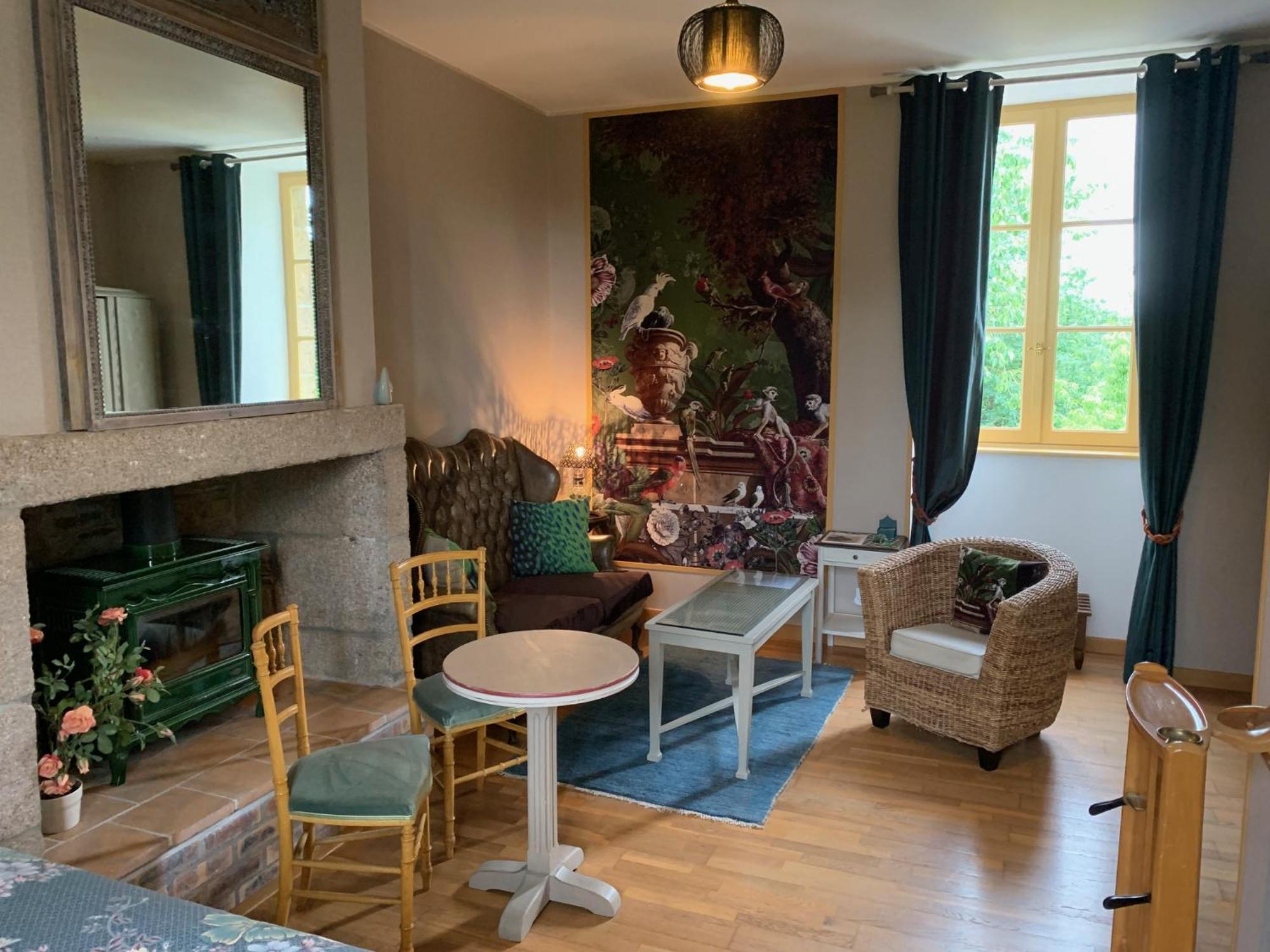 Le Petit Manoir Bed & Breakfast Isigny-le-Buat Ngoại thất bức ảnh